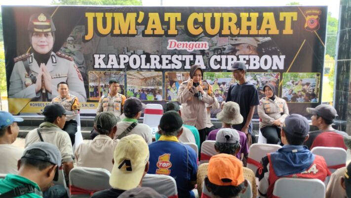 Kapolresta Cirebon Kombes Pol Sumarni saat memberikan edukasi call center 110 kepada puluhan tukang becak pada momen Jumat Curhat, Jumat (26/1/2024). Foto: tami