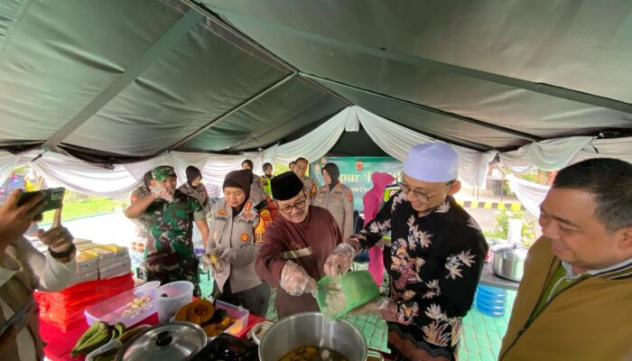 Masak Bareng di Dapur Takjil Forkopimda Bagi-bagi Takjil Gratis