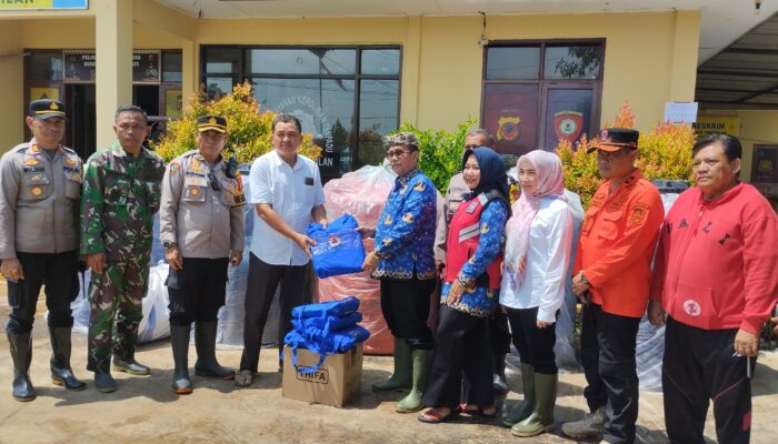 Bupati Cirebon Imron Sigap Salurkan Bantuan Bagi Korban Banjir