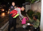 Patroli Sahur Polresta Cirebon: Bangunkan Warga dan Bagikan Paket Makanan selama Bulan Suci Ramadan