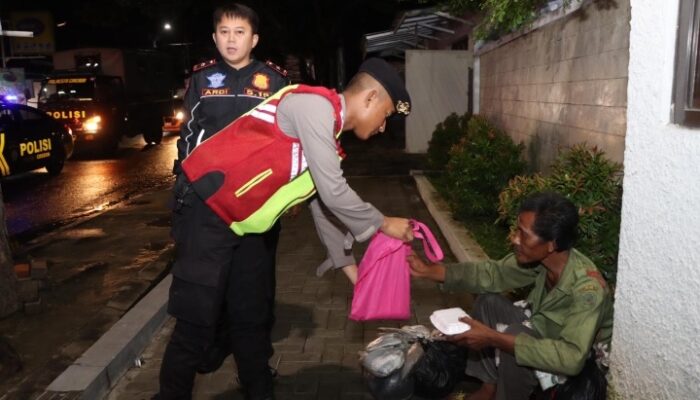 Patroli Sahur Polresta Cirebon: Bangunkan Warga dan Bagikan Paket Makanan selama Bulan Suci Ramadan