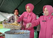 Bagi Takjil Polwan dan Bhayangkari Gelar Dapur Takjil 