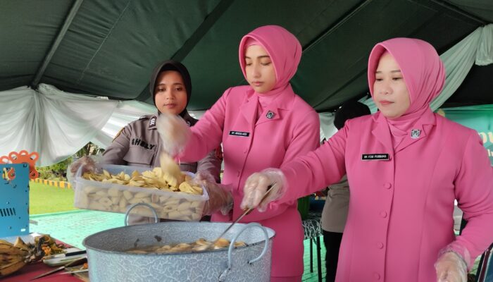 Bagi Takjil Polwan dan Bhayangkari Gelar Dapur Takjil 