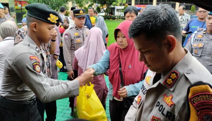 Bazaar Sembako Murah Ratusan Warga Serbu Mapolresta Cirebon