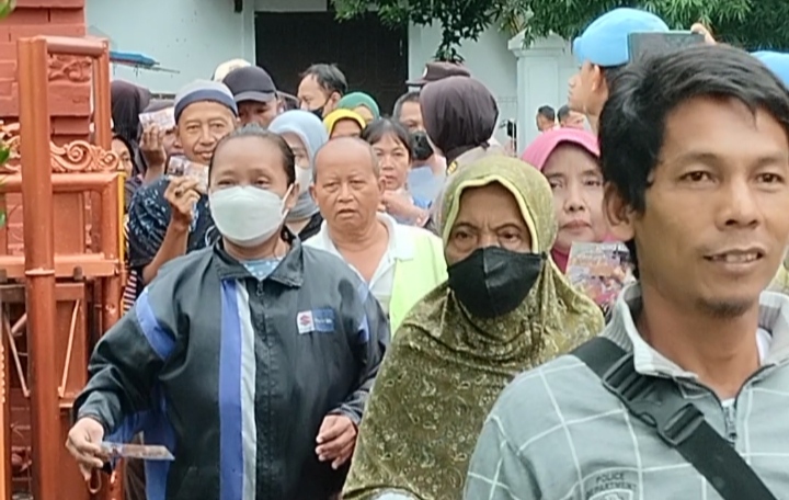 Masyarakat yang tengah mengantre berburu sembako murah pada gelaran Bazaar Semabko murah yang digelar Polresta Cirebon, Jumat (15/3/2024). Foto: Arum/cirebonevent