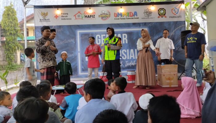 Ramadan, Kapolresta Cirebon dan Polwan Berbagi Bingkisan ke Anak-anak