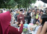 Safari Ramadan Bupati Cirebon Imron dan Forkopimda Bagikan Takjil Gratis