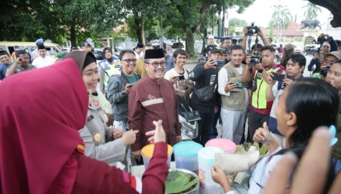 Safari Ramadan Bupati Cirebon Imron dan Forkopimda Bagikan Takjil Gratis