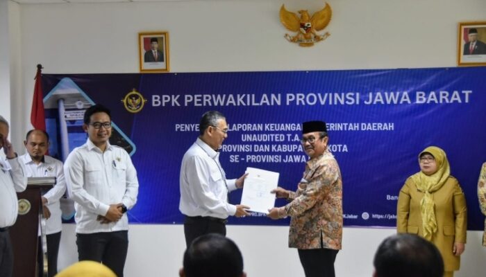 Bupati Cirebon Imron Terima Penghargaan WTP dari BPK 8 Tahun Berturut-turut