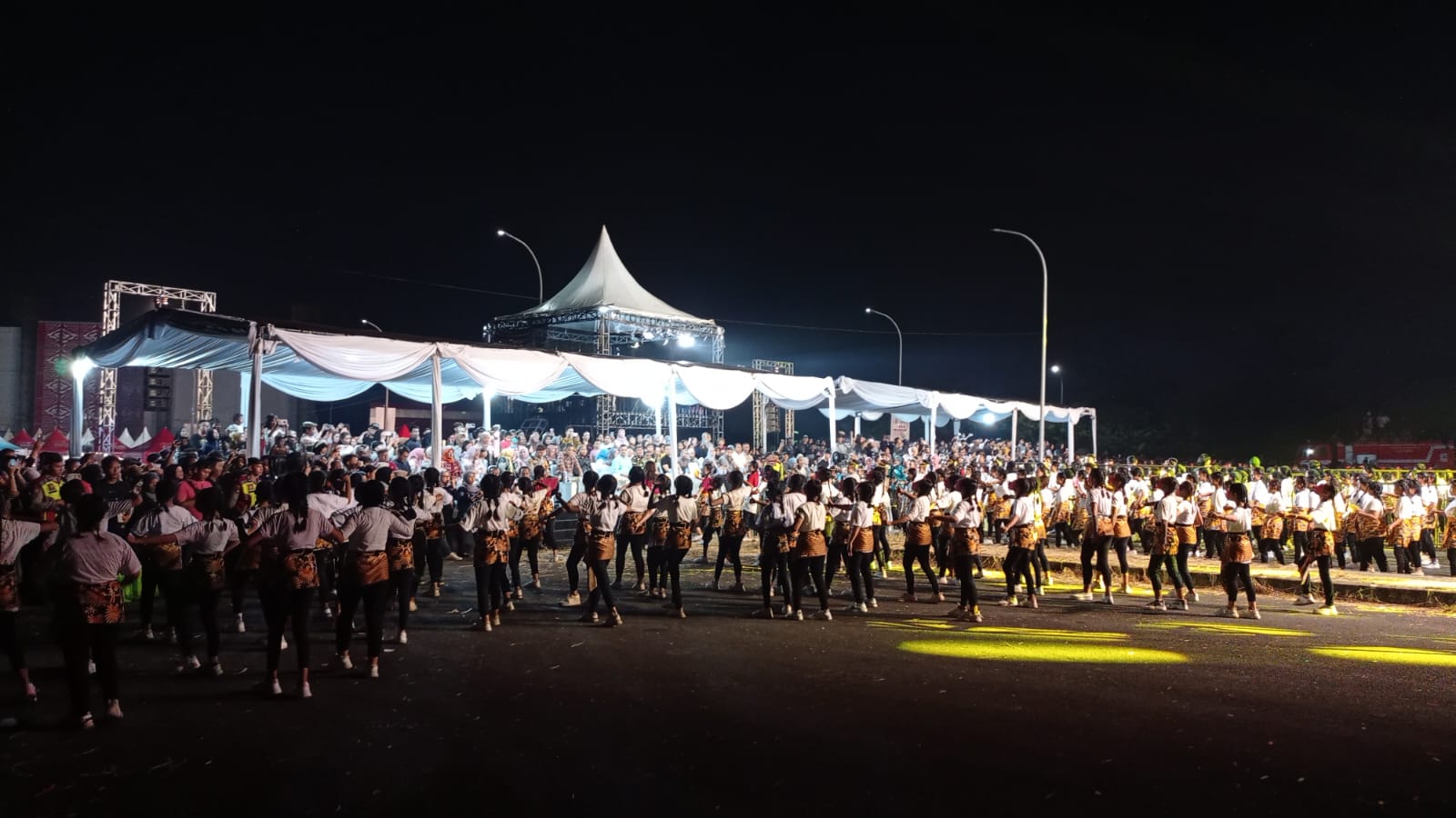 Ratusan penari topeng yang turut hadir meramaikan Grebeg Cirebon Katon dan Hari Jadi Kabupaten Cirebon ke 542 di Stadion Watubelah, Sumber, Senin (13/5/2024). Foto: ist.