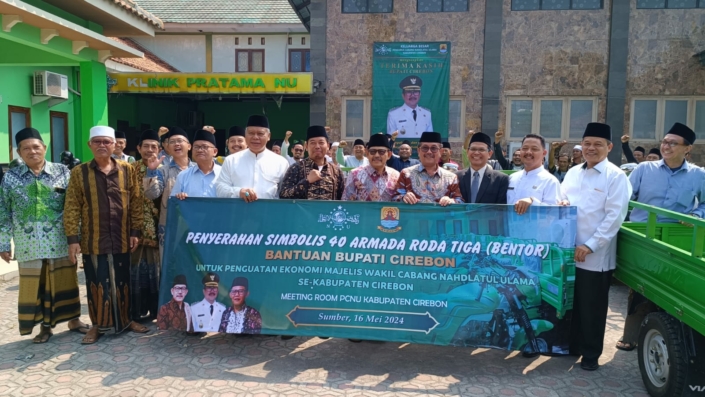 Bupati Cirebon Imron bersama MWC NU Se-Kabupaten Cirebon saat pemberian bantuan 40 bentor guna pemberdayaan masyarakat, Kamis (16/5/2024).foto: ist/diskominfo kabupaten Cirebon.