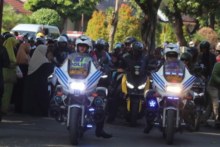 Rombongan pemotor yang mengantarkan Imron menuju petilasan Gunung Jati dan rumahnya di Dawuan, Tengah Tani, Kabupaten Cirebon, Minggu (19/5/2024).foto: ist.