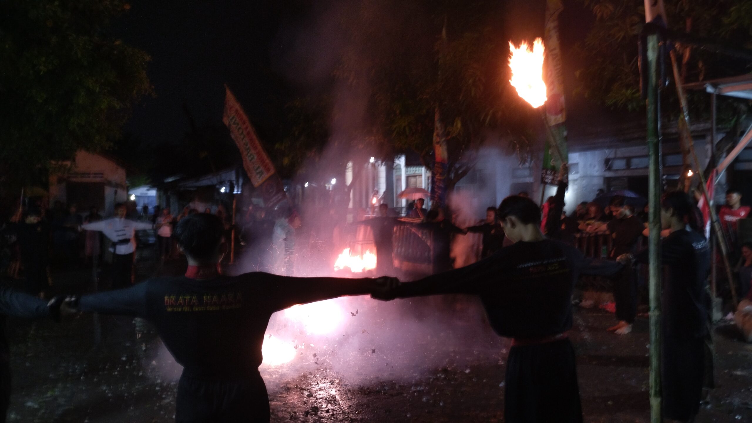 Penampilan atraksi dari sejumlah santri Pondok Pesantren Babakan Ciwaringin pada peringatan Tahun Baru Islam 1446 H di Lapangan Kramat Blok Karang Birai, Desa Dawuan, Tengah Tani, Kabupaten Cirebon, Sabtu malam (6/7/2024).Foto:Arum/cirebonevent