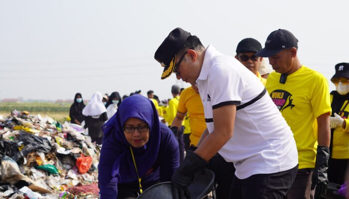 World Clean Up Day 2024, Pj Bupati Cirebon Bersih-bersih Sampah di Pangenan