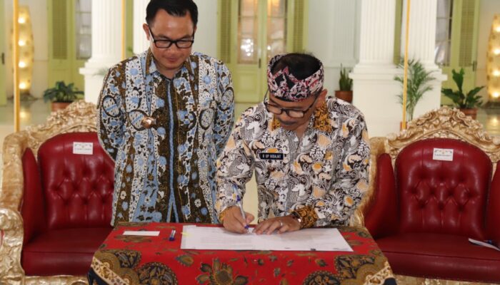 Hadapi Musim Penghujan PJ Bupati Cirebon Tanda Tangani Kerja Sama Penting Dengan Kabupaten Kuningan