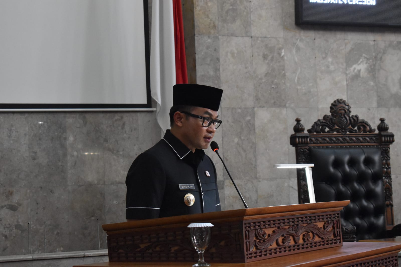 PJ Bupati Cirebon Wahyu Mijaya saat memaparkan 3 agenda penting pada rapat paripurna di Gedung DPRD Kabupaten Cirebon, Rabu (6/11/2024). Foto: diskominfo/kabcrb