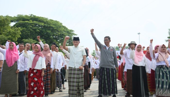 Ratusan ASN Pemkab Cirebon Terlibat Dalam Pemecahan Rekor Muri Pengguna Sarung Tenun Terbanyak