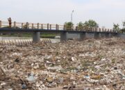 Viral, Sampah Menumpuk di Bendungan Jamblang Pemkab Cirebon Akan Turunkan Amfibi