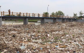 Viral, Sampah Menumpuk di Bendungan Jamblang Pemkab Cirebon Akan Turunkan Amfibi