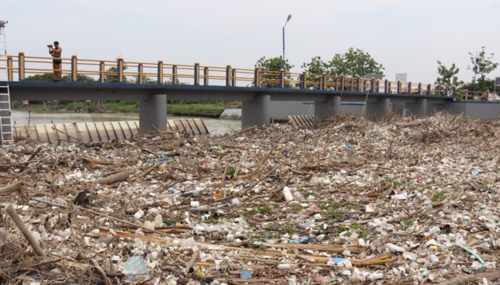 Viral, Sampah Menumpuk di Bendungan Jamblang Pemkab Cirebon Akan Turunkan Amfibi