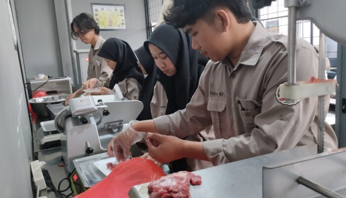 Sambut Akhir Tahun, Prodi Peternakan UMC Kembali Gelar Praktikum Pembuatan Slice Beef MU