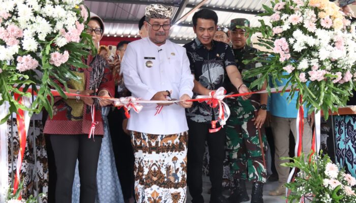 Potong Pita, Bupati dan Wakil Bupati Cirebon Resmikan Pasar Minggu Palimanan