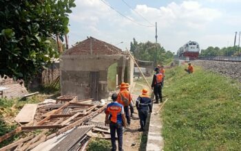 Daop 3 Cirebon Tertibkan Bangunan Liar di Sekitar Jalur