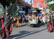 Parade Becak Hias Semarakkan HUT ke-80 RI di Cirebon