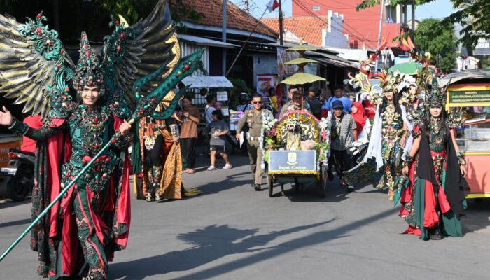 Parade Becak Hias Semarakkan HUT ke-80 RI di Cirebon