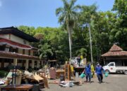 Gedung DPRD Kabupaten Cirebon Mulai Pembersihan Pasca Unras Bersama Tim Gabungan