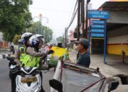 HUT Polwan Ke 77 Tahun, Polwan Polresta Cirebon Bagikan Sembako di Jalan
