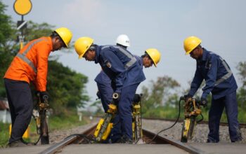 KAI Daop 3 Cirebon Mengganti Wesel Demi Tingkatkan Keselamatan Perjalanan KA