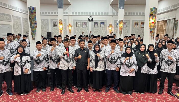 Wali Kota Cirebon Melantik Pengurus PGRI Kota Cirebon