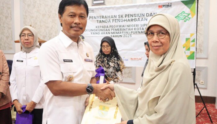 Wali Kota Serahkan SK Pensiun dan Penghargaan, Pengabdian ASN Jadi Pilar Kemajuan Birokrasi