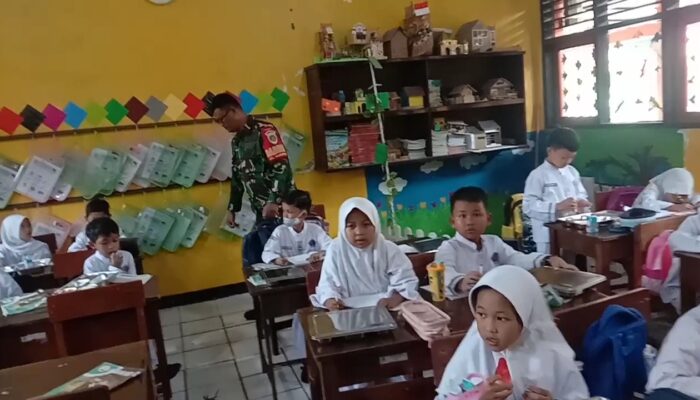 Babinsa Kelurahan Karyamulya Monitoring Program Makan Bergizi Gratis di SDN Mega Eltra