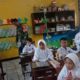 Babinsa Kelurahan Karyamulya Monitoring Program Makan Bergizi Gratis di SDN Mega Eltra