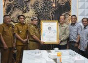 Bupati dan Wakil Bupati Cirebon Terima Kabar Cirebon Awards 2025