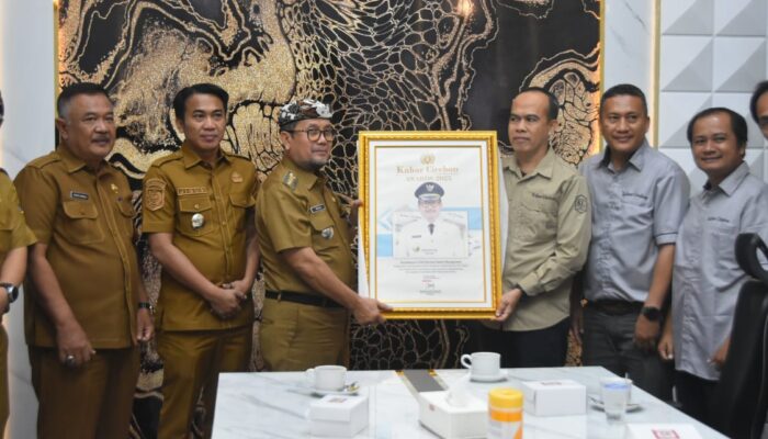 Bupati dan Wakil Bupati Cirebon Terima Kabar Cirebon Awards 2025
