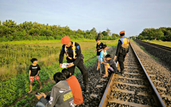 Himbauan KAI Daop 3 Cirebon Melarang Warga Ngabuburit di Sekitar Rel