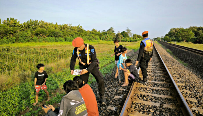 Himbauan KAI Daop 3 Cirebon Melarang Warga Ngabuburit di Sekitar Rel