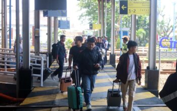 Mendekati Lebaran Pemudik Mulai Memadati Stasiun Wilayah Daop 3 Cirebon